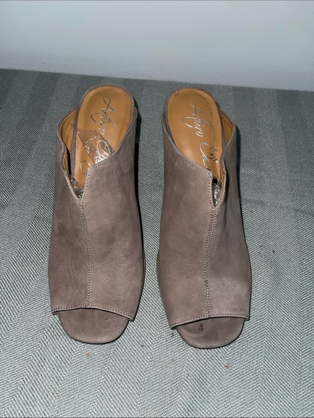 Arturo Chiang Jerri women's suede taupe open toe slide Mule. cod # E-7